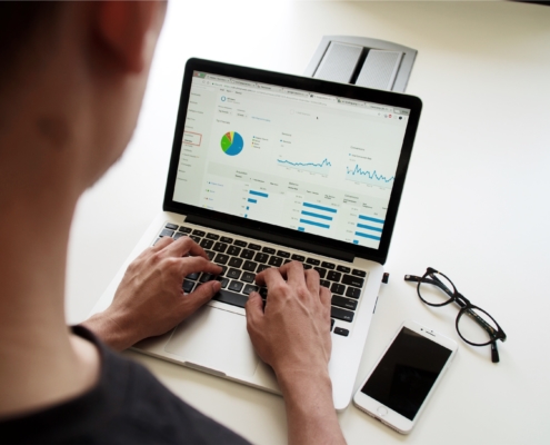 monitor with data - website metrics